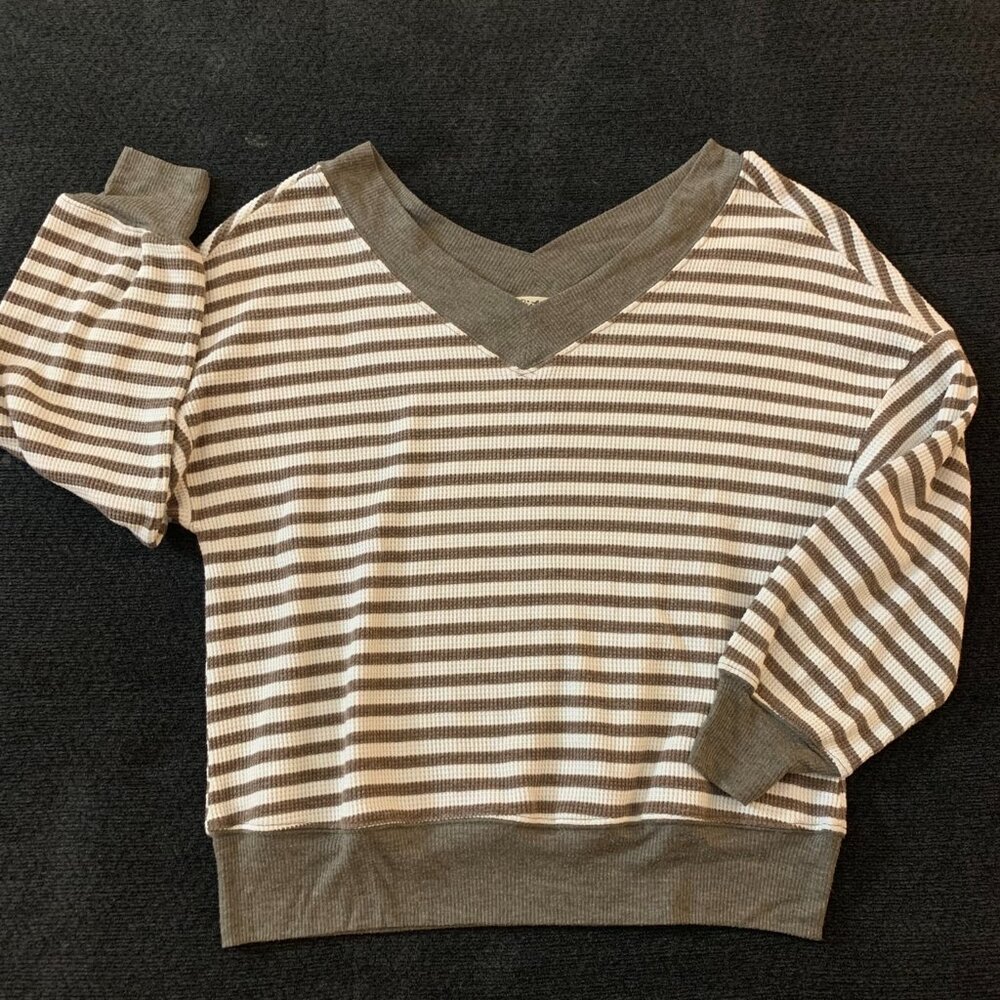 Womens Listicle V-Neck Striped Sweater, Size S